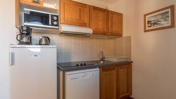 Een koelkast, een magnetron, een oven, een vaatwasser