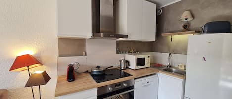 Kylskåp, mikrovågsugn, ugn och diskmaskin