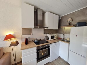 Kühlschrank, Mikrowelle, Ofen, Geschirrspüler