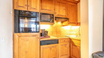 Een koelkast, een magnetron, een oven, een vaatwasser