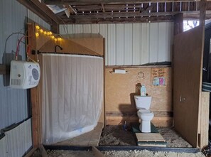 Serviettes fournies, savon, papier de toilette