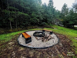 Outdoor spa tub - Covered Bridge + Tiny Home Bus on the water in RRG (Stanton)
