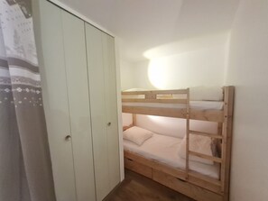 1 dormitori i roba de llit