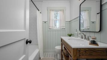 Chuveiro, secador de cabelo, toalhas de banho, sabonete