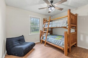 2 bedrooms, WiFi, bed sheets - Reading Nook Getaway (Stanton)