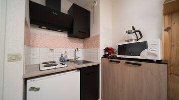 Een koelkast, een microgolfoven, een koffiezetapparaat/waterkoker