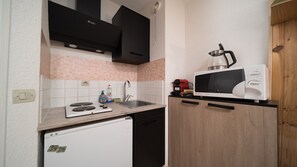 Kühlschrank, Mikrowelle, Wasserkocher mit Kaffee-/Teezubehör