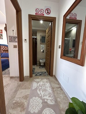 Dusche, Haartrockner, Seife, Toilettenpapier