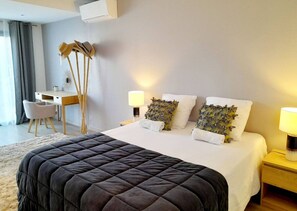4 chambres, fer et planche à repasser, lit de bébé portatif