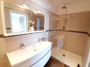 Hair dryer, towels, soap, toilet paper - Magnificent villa with sea view and swimming pool (Sari Solenzara)