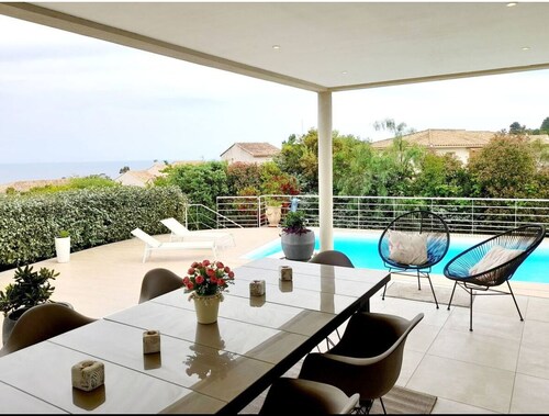 Magnificent villa with sea view and swimming pool