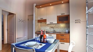 A modern kitchen with a dining area. - La Colombina (Verona)