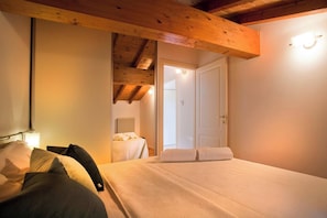1 habitación, tabla de planchar con plancha, wifi gratis y ropa de cama