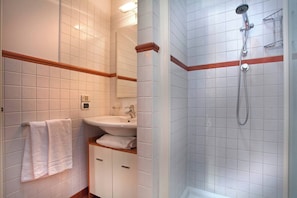 Regadera, secadora de cabello, bidet
