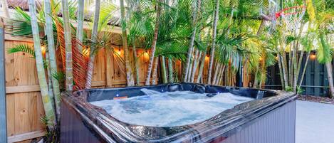 Tina de hidromasaje al aire libre