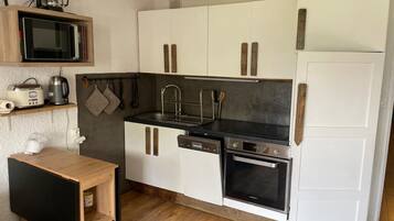 Een koelkast, een microgolfoven, een oven, een vaatwasser