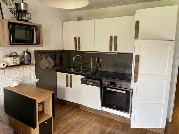 Fridge, microwave, oven, coffee/tea maker