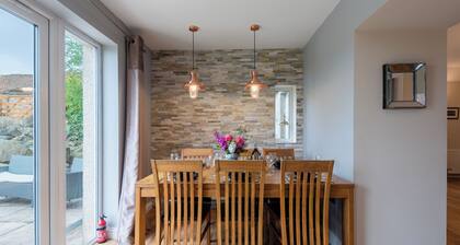 Farm Cottage Retreat, with a 6-person hot tub. 5 minutes outside St.Andrews.