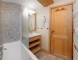 Sèche-cheveux, serviettes fournies