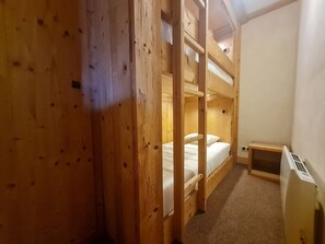 1 sovrum och sängkläder