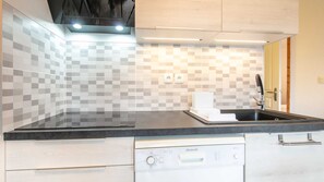 Kjøleskap, mikrobølgeovn, ovn og oppvaskmaskin