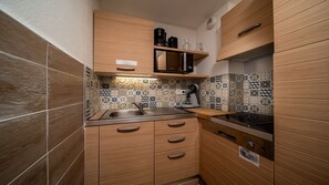 Fridge, microwave, oven, coffee/tea maker