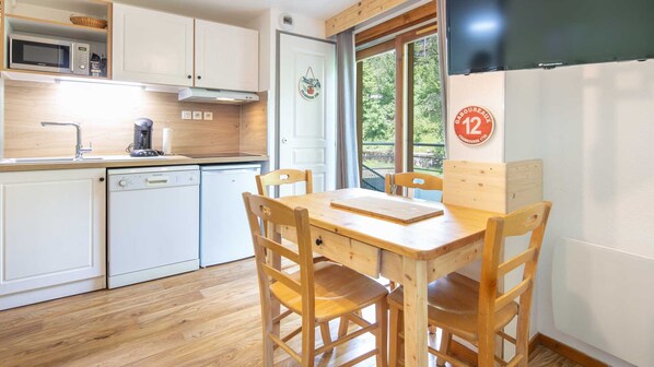 Fridge, microwave, dishwasher, coffee/tea maker