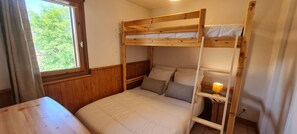 2 quartos, ferros/tábuas de passar roupa