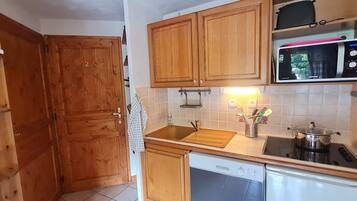 Réfrigérateur, micro-ondes, lave-vaisselle, cafetiÚre/bouilloire