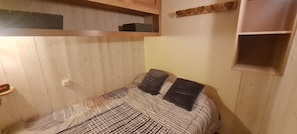 1 bedroom, bed sheets