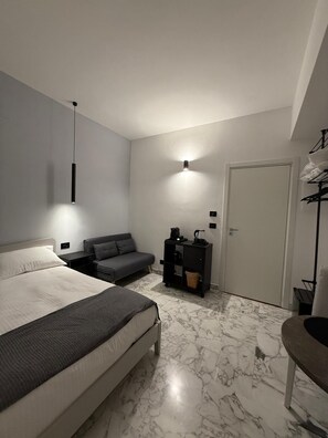1 bedroom, iron/ironing board, WiFi, bed sheets - Panta Rei Charming Rooms and Spa bright Iris room with balcony (Taranto)