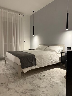 1 bedroom, iron/ironing board, WiFi, bed sheets - Panta Rei Charming Rooms and Spa bright Iris room with balcony (Taranto)