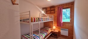 2 chambres, fer et planche à repasser