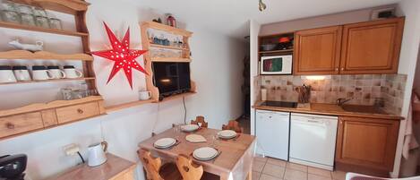 Fridge, microwave, dishwasher, coffee/tea maker