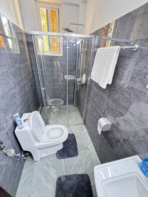 Shower, hair dryer, towels, soap - Brand NEW Studio  (Dar es Salaam)