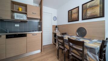 Réfrigérateur, micro-ondes, lave-vaisselle, cafetiÚre/bouilloire