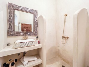 Shower, hair dryer, towels, soap - Riad Sifaw & Spa Marrakech (Marrakesh)
