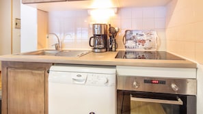 Réfrigérateur, micro-ondes, four, cafetière/bouilloire