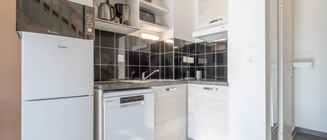 Kylskåp, mikrovågsugn, diskmaskin och kaffe- och tebryggare