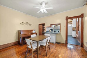 Casa de ciudad, varias camas, patio, vista al jardín (Vino & Vibes Villa) | Restaurantes
