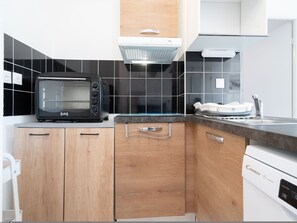Fridge, microwave, dishwasher, coffee/tea maker