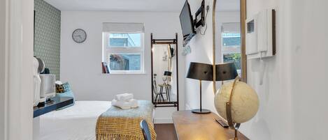 Een bureau, een strijkplank/strijkijzer, reisbedje, wifi
