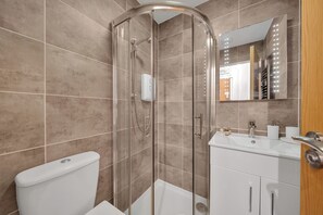 Een douche, een haardroger, handdoeken, zeep