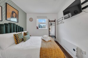 Schreibtisch, Bügeleisen/Bügelbrett, Reisekinderbett, WLAN