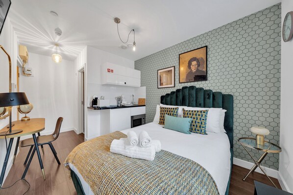 Schreibtisch, Bügeleisen/Bügelbrett, Reisekinderbett, WLAN