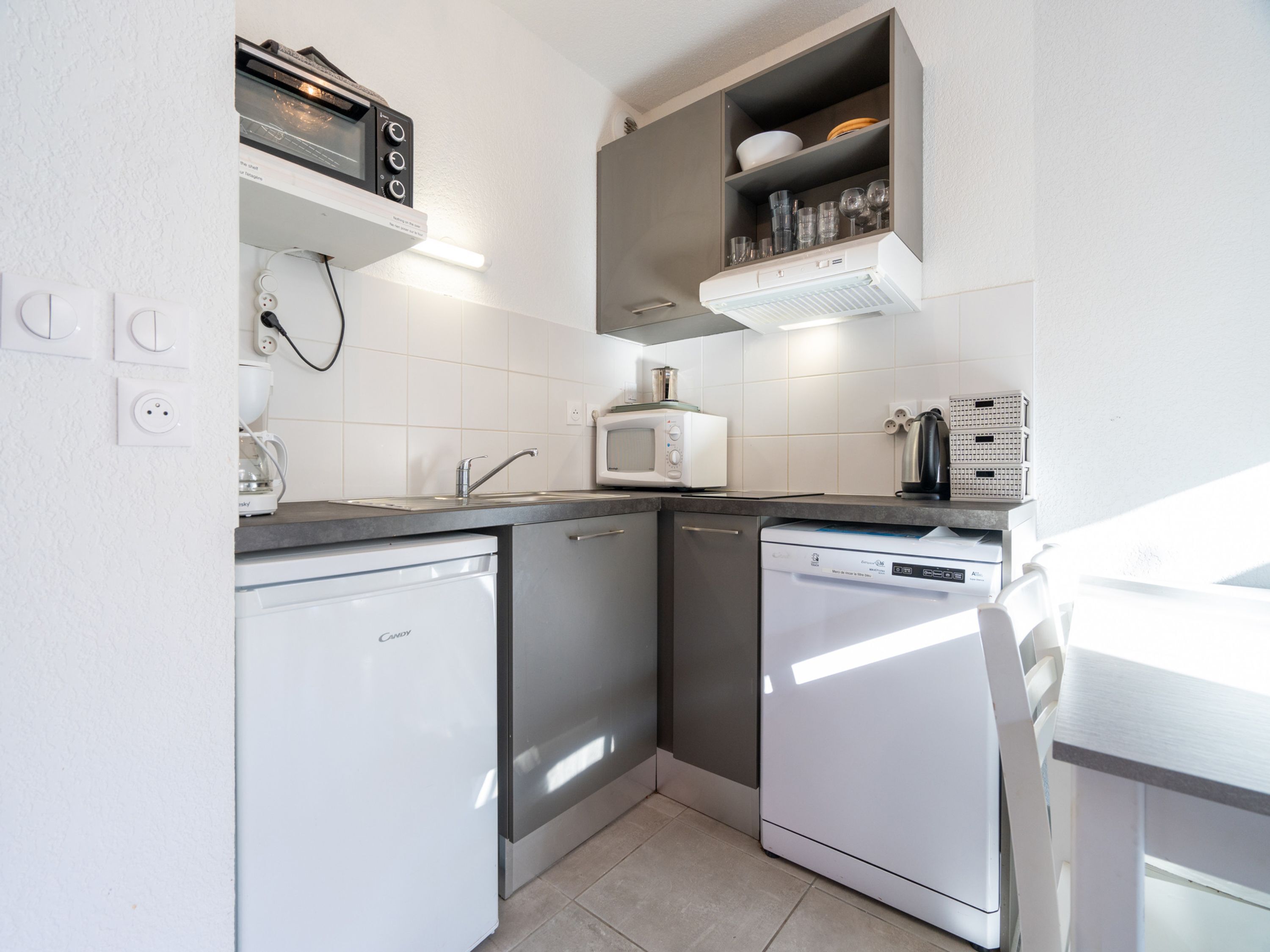 Kjøleskap, mikrobølgeovn, oppvaskmaskin og kaffetrakter/tekoker