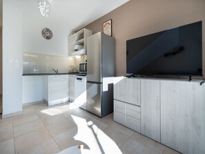 Fridge, microwave, dishwasher, coffee/tea maker