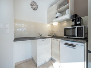 Fridge, microwave, dishwasher, coffee/tea maker