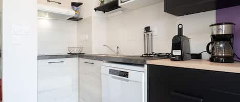 Réfrigérateur, micro-ondes, lave-vaisselle, cafetière/bouilloire