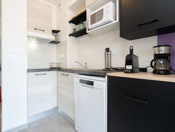 Fridge, microwave, dishwasher, coffee/tea maker